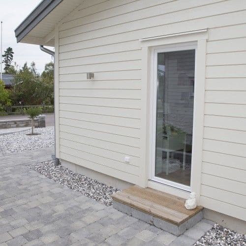 Altandörr på sidan av huset Altandörr på sidan av huset