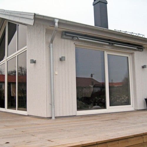 Stort altandäck med vinklade fönster Stort altandäck med vinklade fönster