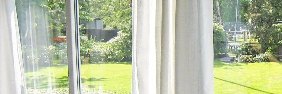 Vy inifrån ut mot trädgård