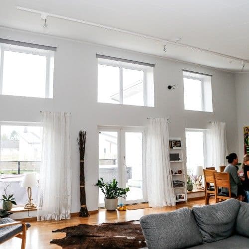 Stort ljust vardagsrum med rejäla fönsterpartier Stort ljust vardagsrum med rejäla fönsterpartier