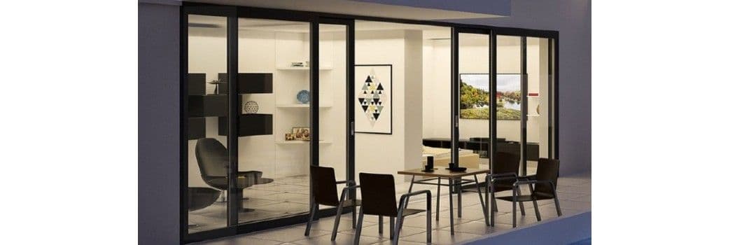 Menta Delux skjutdörr Skjutdörr i en modern villa med pool