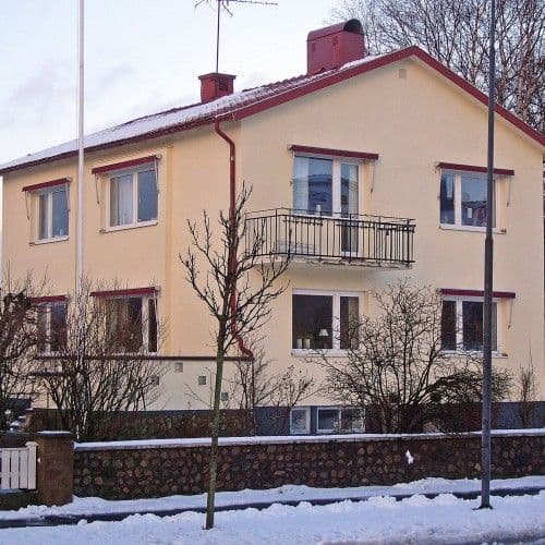 PVC-fönster på hus med putsad fasad PVC-fönster på hus med putsad fasad
