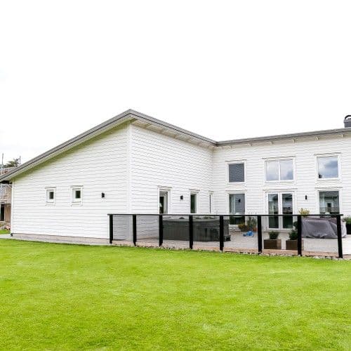 Stort hus med PVC-fönster Stort hus med PVC-fönster