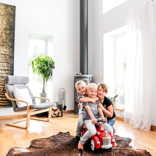 Stort ljusinsläpp i vardagsrummet med helglasade fönsterpartier Stort ljusinsläpp i vardagsrummet med helglasade fönsterpartier