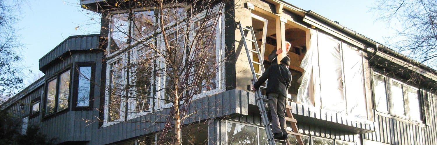 Monteringsanvisningar Menta fönster Hantverkare monterar Menta fönster i grå villa