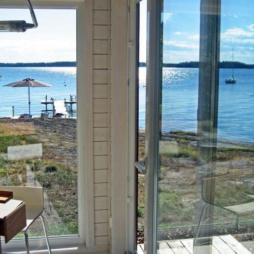 Uterum med fönster och skjutdörrar -fantastisk utsikt mot havet Uterum med fönster och skjutdörrar -fantastisk utsikt mot havet