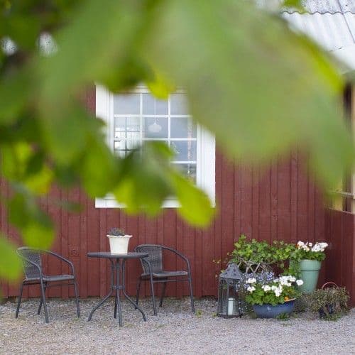 Rött hus med vita spröjsade pvc-fönster Rött hus med vita spröjsade pvc-fönster