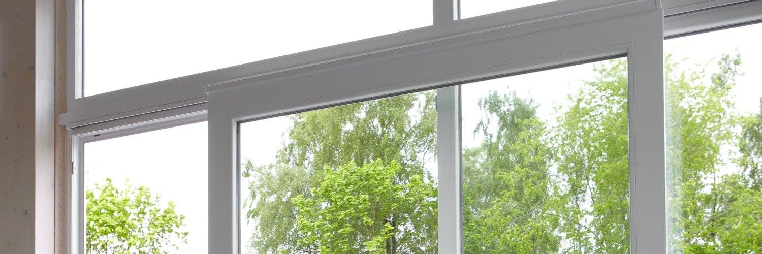Utsikt genom PVC-fönster Utsikt genom PVC-fönster