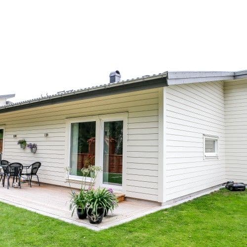 Fasad med liggande träpanel och pvc-produkter Fasad med liggande träpanel och pvc-produkter