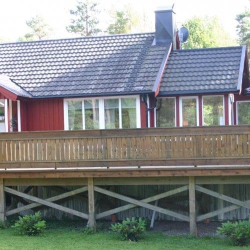 Stora fönster med dörr ut mot altandäck Stora fönster med dörr ut mot altandäck