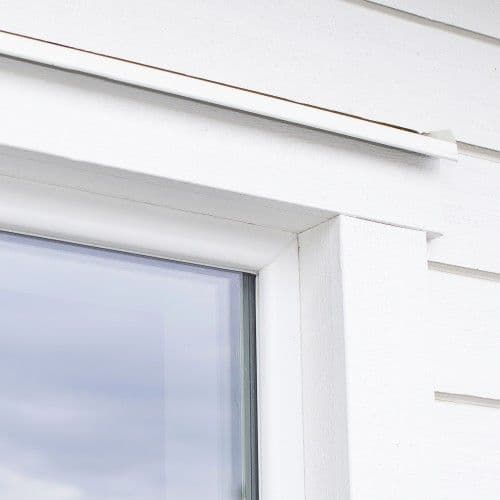 Detaljbild på foder runt vitt pvc-fönster Detaljbild på foder runt vitt pvc-fönster